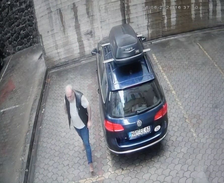 TRABZON'DA İSTİNAT DUVARI ÇÖKTÜ: 2 KİŞİ DAKİKALARLA KURTULDU